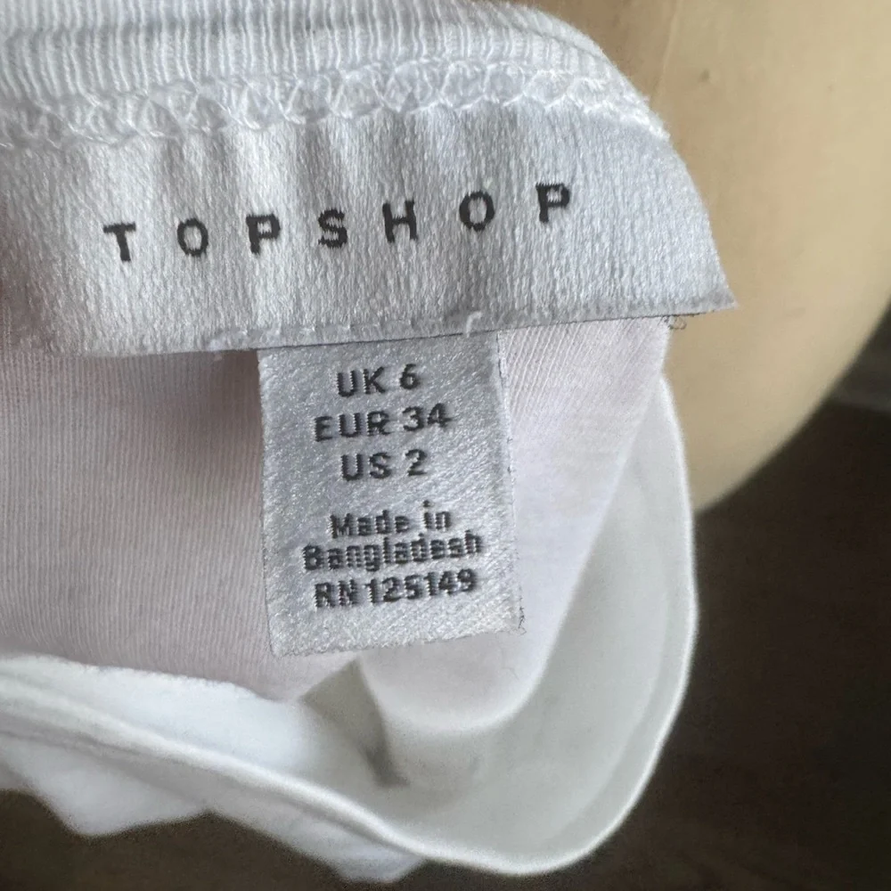TOPSHOP women’s cropped tee size US 2